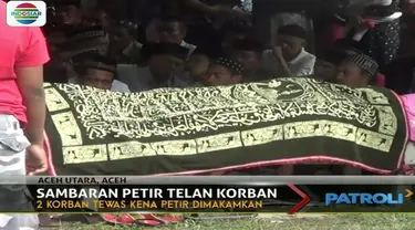 Petir tiba-tiba menyambar pohon di samping SMP Al Alaq saat para murid tengah beristirahat.