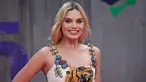 Aktris Margot Robbie mencuri perhatian saat menghadiri premier film terbarunya Suicide Squad di Leicester Square, London, Rabu (3/8). Gaun Margot Robbie itu mencuri atensi karena tema bordiran yang unik dari gambar macan. (AFP PHOTO/JustinTallis)