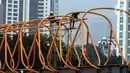 Aktivitas pekerja saat menyelesaikan pembangunan Sky Walk Kebayoran Lama, Jakarta, Selasa (11/10/2022). Jembatan penyebrangan orang (skywalk) ini dibangun untuk mendukung integrasi antarmoda transportasi. (Liputan6.com/JohanTallo)