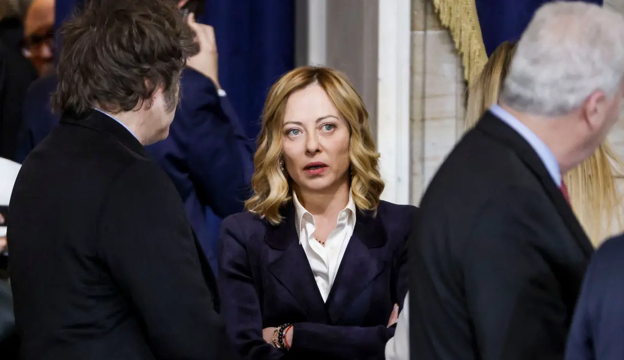 Perdana Menteri Italia Giorgia Meloni (tengah) saat menghadiri pelantikan Presiden ke-47 Amerika Serikat, Donald Trump, di rotunda Gedung Kongres Amerika Serikat di Washington, DC, pada tanggal 20 Januari 2025. (Shawn THEW/POOL/AFP)