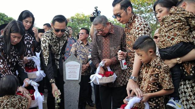 Momen SBY dan Keluarga Ziarah Makam Di Hari Ulang Tahun Ani Yudhoyono