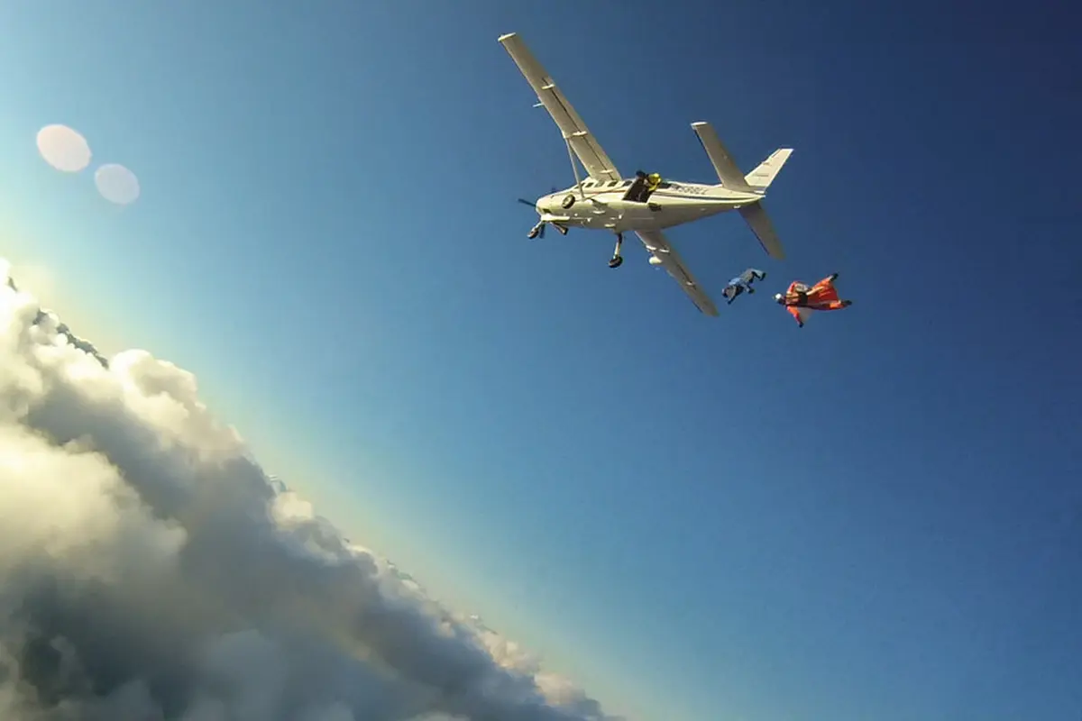 Ilustrasi terjun payung dan skydiving (Wikimedia Commons)