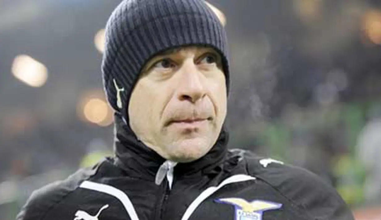 Ekspresi pelatih Lazio, Davide Ballardini di laga Serie A melawan Inter Milan di San Siro Stadium, Milan, 20 Desember 2009. AFP PHOTO / Damien Meyer 