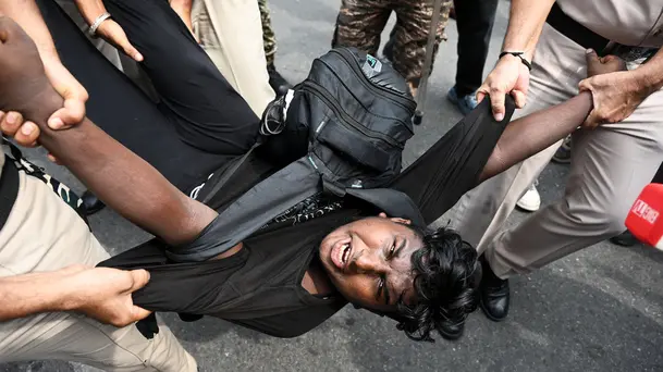 Polisi India Tangkap Ribuan Pemuda Saat Aksi Tuntut Ketua KPU Mundur