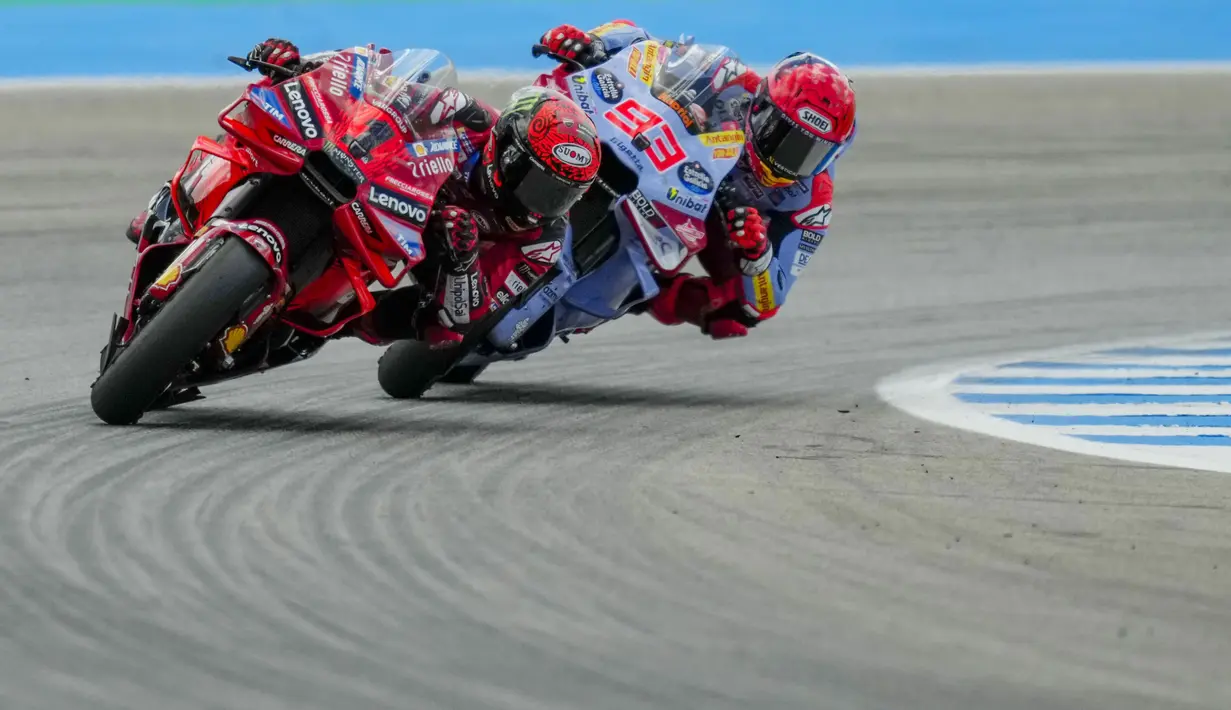Pembalap Ducati Lenovo, Francesco Bagnaia, terlibat duel sengit dengan pembalap Gresini Racing, Marc Marquez, dalam balapan keempat MotoGP 2024 di Sirkuit Jerez, Andalusia, Spanyol, Minggu (28/4/2024). (AP Photo/Jose Breton)