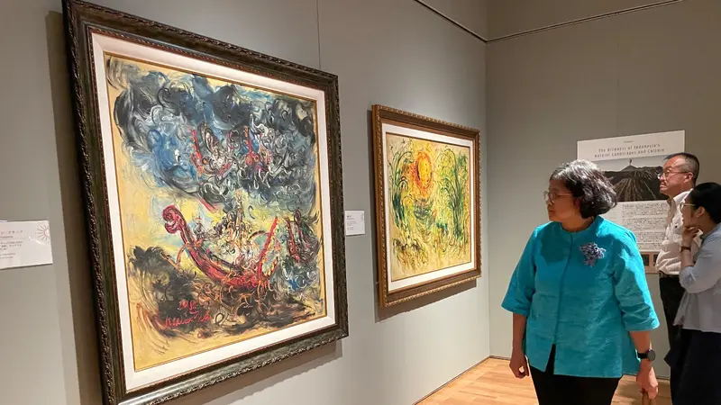 Wakil Duta Besar RI untuk Jepang Maria Renata Hutagalung meninjau pameran seni KBRI Tokyo di Museum Seni Fuji Tokyo bertajuk "Indonesia: Harmoni dalam Keberagaman – Jalan Menuju Pertukaran Budaya dengan Dunia". (Dok. KBRI Tokyo)