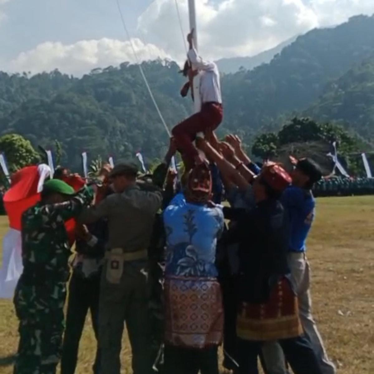 bocah sd panjang tiang bendera