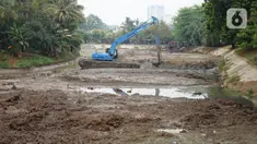Petugas Sudin Sumber Daya Air (SDA) menggunakan alat berat untuk mengeruk lumpur yang mengendap di Setu Mangga Bolong, Jagakarsa, Jakarta, Rabu (2/9/2020). Pengerukan untuk meningkatkan fungsi setu sebagai tangkapan air, pengendali banjir dan penambahan daya tampung. (Liputan6.com/Immanuel Antonius)