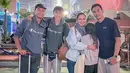 <p>Sabrina, putri bungsu Donna Agnesia dan Darius Sinathrya memberikan pelukan kepada orangtuanya di bandara saat mengantar kedua anak lakinya ke Jerman. (Foto: Instagram/@darius-sinathrya)</p>
