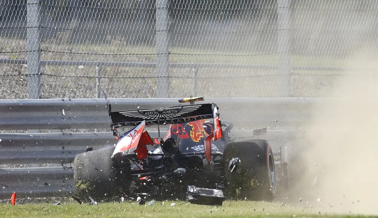 Pembalap Red Bull, Alex Albon, menabrak pembatas dalam sesi latihan kedua F1 Grand Prix Inggris di sirkuit Silverstone, Inggris, Sabtu (1/8/2020). Dalam sesi latihan bebas kedua, Albon menempati urutan kedua dengan catatan waktu satu menit 27,364 detik. (AFP/Andrew Boyers/pool)