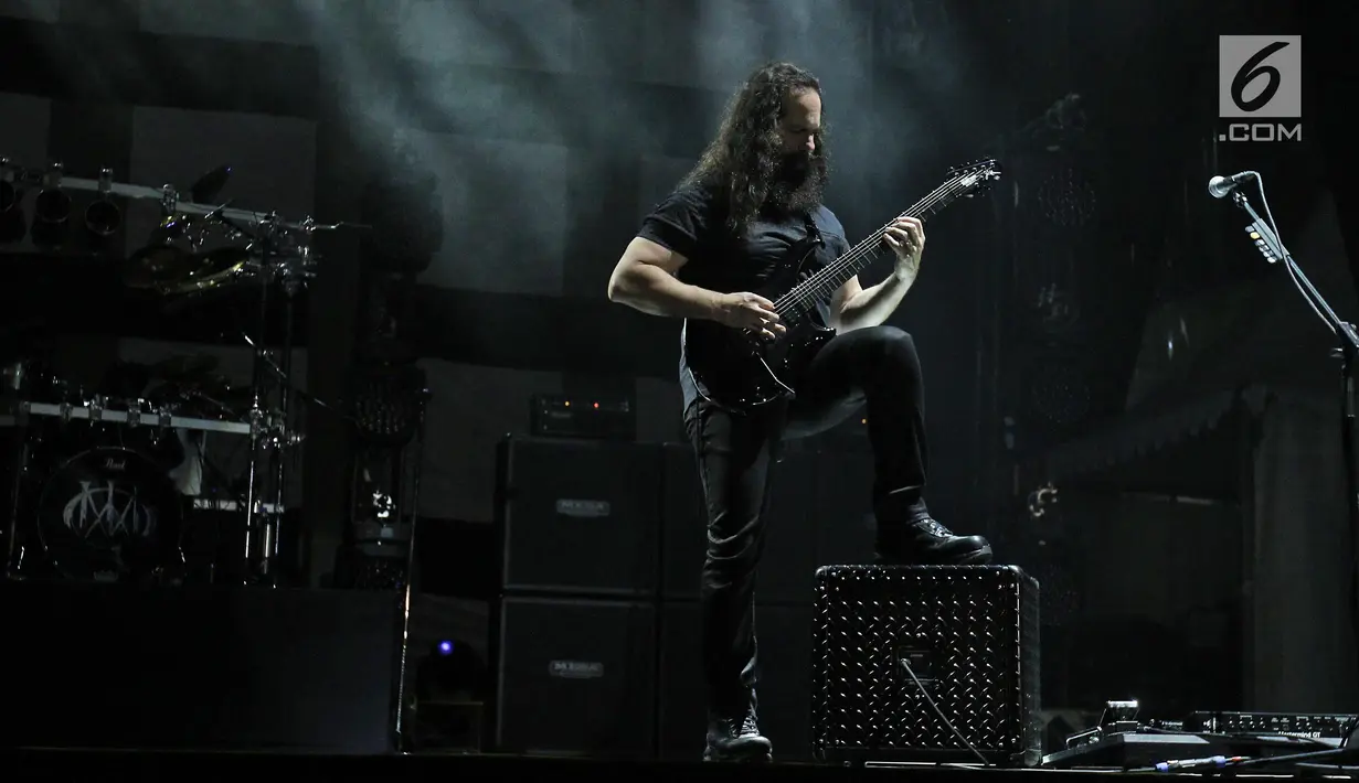 Gitaris bnd beraliran metal progresif Dream Theater, John Petrucci menunjukkan aksinya dalam JogjaRockarta International Music Festival 2017 di Stadion Kridosono, Jogjakarta, Jumat (29/9). (Liputan6.com/Herman Zakharia)