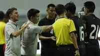 Pelatih Thailand U-19, Marc Palacios, saat pertandingan melawan Timnas Indonesia U-19 pada laga persahabatan di Stadion Wibawa Mukti, Cikarang, Minggu (8/10/2017). Indonesia menang 3-0 atas Thailand. (Bola.com/M Iqbal Ichsan)