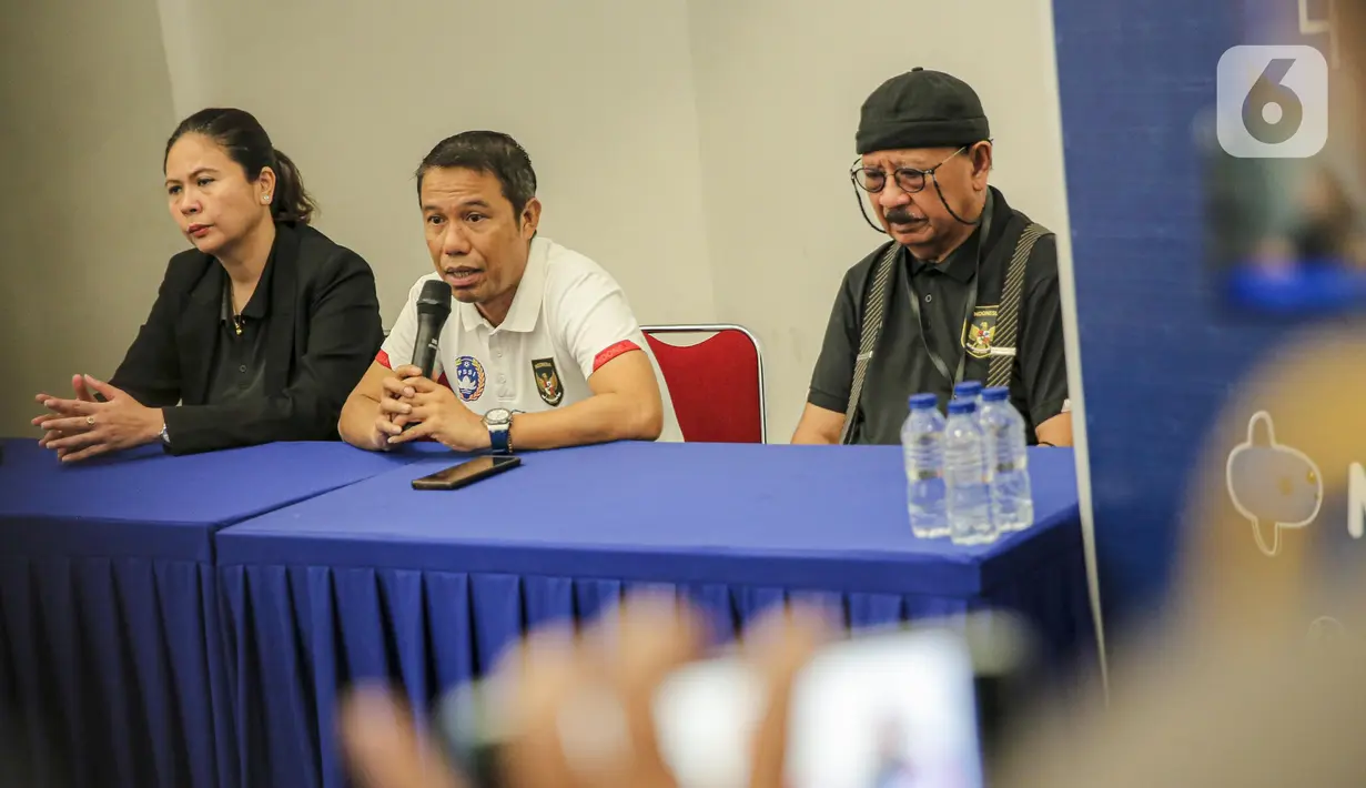 Sekretaris Jenderal PSSI Yunus Nusi (tengah) menyampaikan keterangan pers terkait tragedi kerusuhan Stadion Kanjuruhan Malang di Stadion Madya, Jakarta, Minggu (2/10/2022). Yunus memastikan panitia pertandingan akan mendapat sanksi keras jika kerusuhan itu terbukti di dalam lapangan. (Liputan6.com/Faizal Fanani)