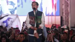 Capres nomor urut 01, Joko Widodo memberi sambutan saat Deklarasi Alumni Trisakti di Jakarta, Sabtu (9/2). Jokowi mendapatkan megaphone berwarna merah sebagai simbol deklarasi dukungan Alumni Trisakti untuk Jokowi-Ma’ruf. (Liputan6.com/Faizal Fanani)