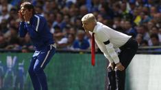 Pelatih Chelsea, Antonio Conte (kiri) berteriak memberikan instruksi sementara pelatih Arsenal, Arsene Wenger hanya melihat dengan tenang pertandingan Community Shield 2017 di Wembley Stadium, London, (6/8/2017). Arsenal menang 4-1. (AFP/Ian Kington)