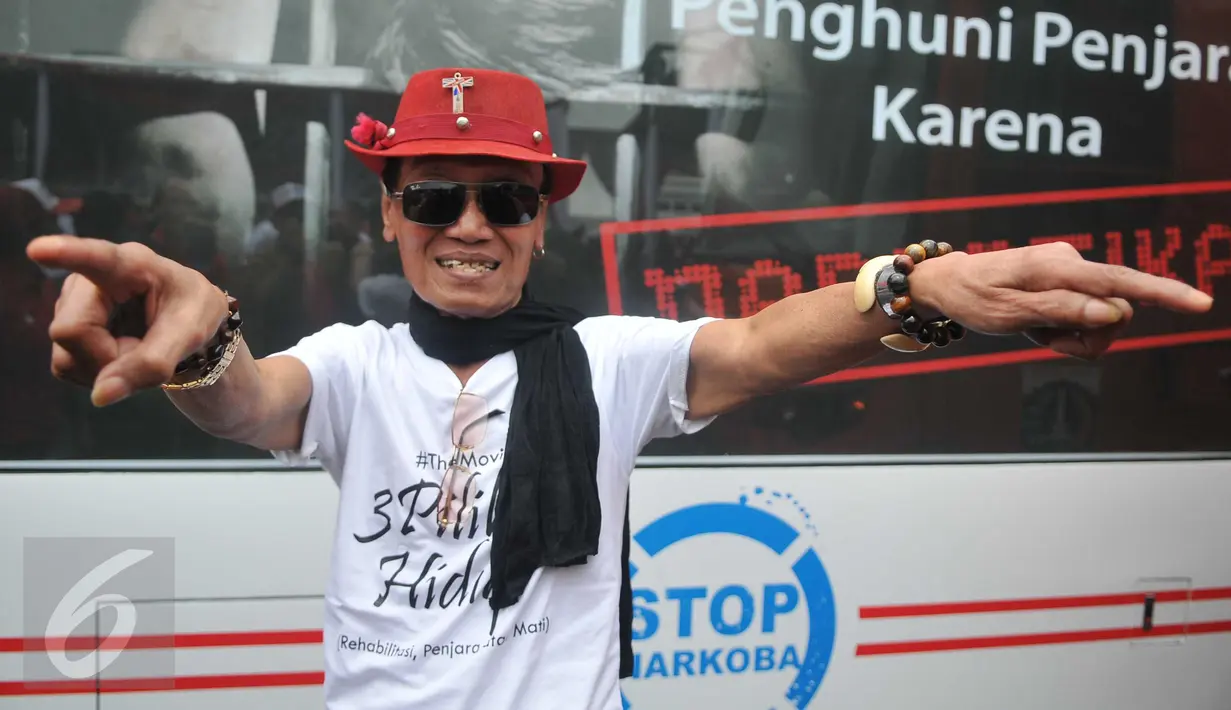 Pelawak Srimulat, Kabul Basuki atau Tessy (tessy) saat melakukan kampanye untuk tidak memakai Narkoba, Kota Tua, Jakarta,(26/2). Aksi tersebut dengan menggunakan simbol 3 pilihan hidup yaitu Rehabilitasi, Penjara atau mati. (Liputan6.com/Gempur M Surya)