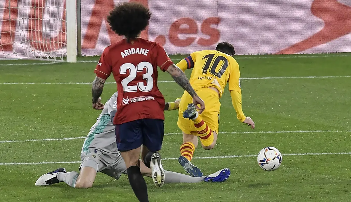 Kiper Osasuna, Sergio Herrera (kiri) berusaha menghadang laju striker Barcelona, Lionel Messi dalam laga lanjutan Liga Spanyol 2020/21 pekan ke-26 di El Sadar Stadium, Pamplona, Sabtu (6/3/2021). Osasuna kalah 0-2 dari Barcelona. (AP/Alvaro Barrientos)