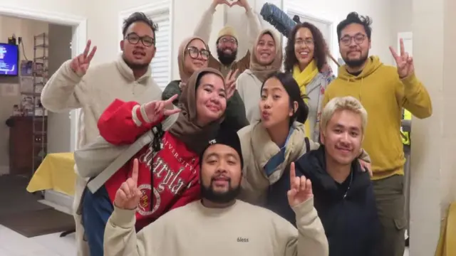 Diaspora Muslim Indonesia, Andriana Wirrotama (mengenakan baju merah) bersama teman-teman di acara buka puasa bersama di masjid IMAAM Center, Maryland (dok: Andriana Wirrotama)