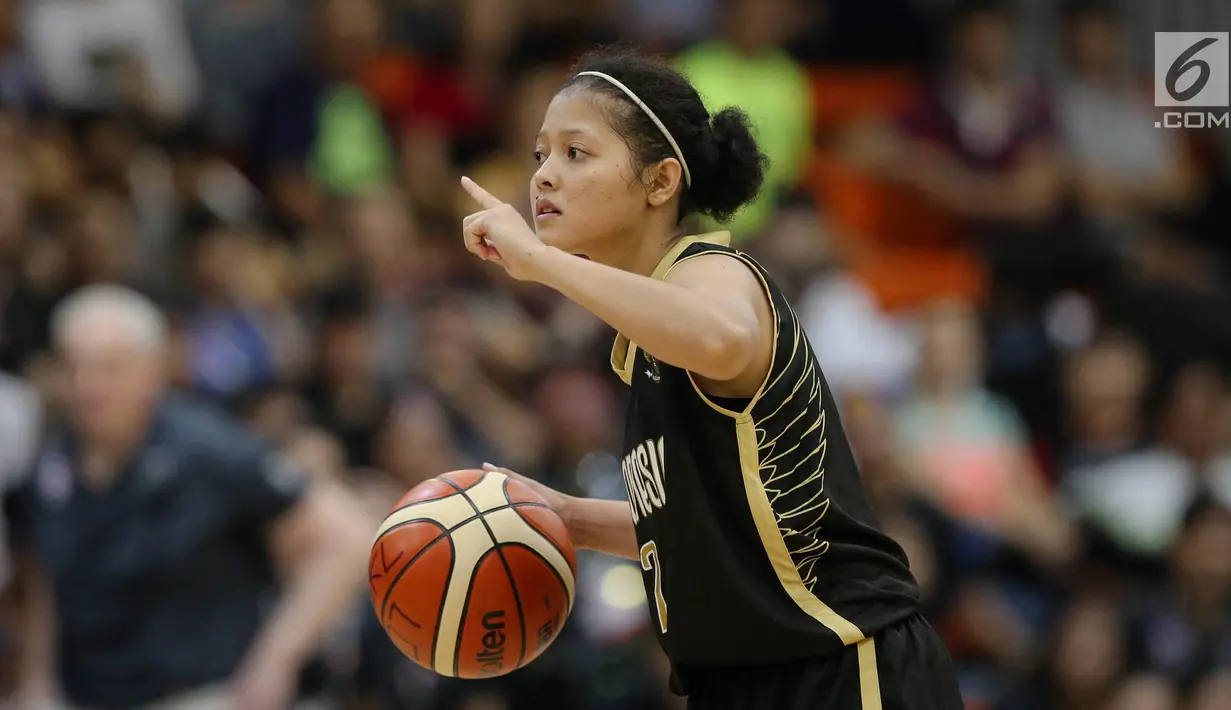 Pemain timnas basket putri Indonesia Retong Agustin Elya Gradita mendribel bola dalam laga round robin SEA Games 2017 di  MABA Stadium, Malaysia, Jumat (25/8). Tim basket putri Indonesia kalah dari Thailand 61-70. (Liputan6.com/Faizal Fanani)