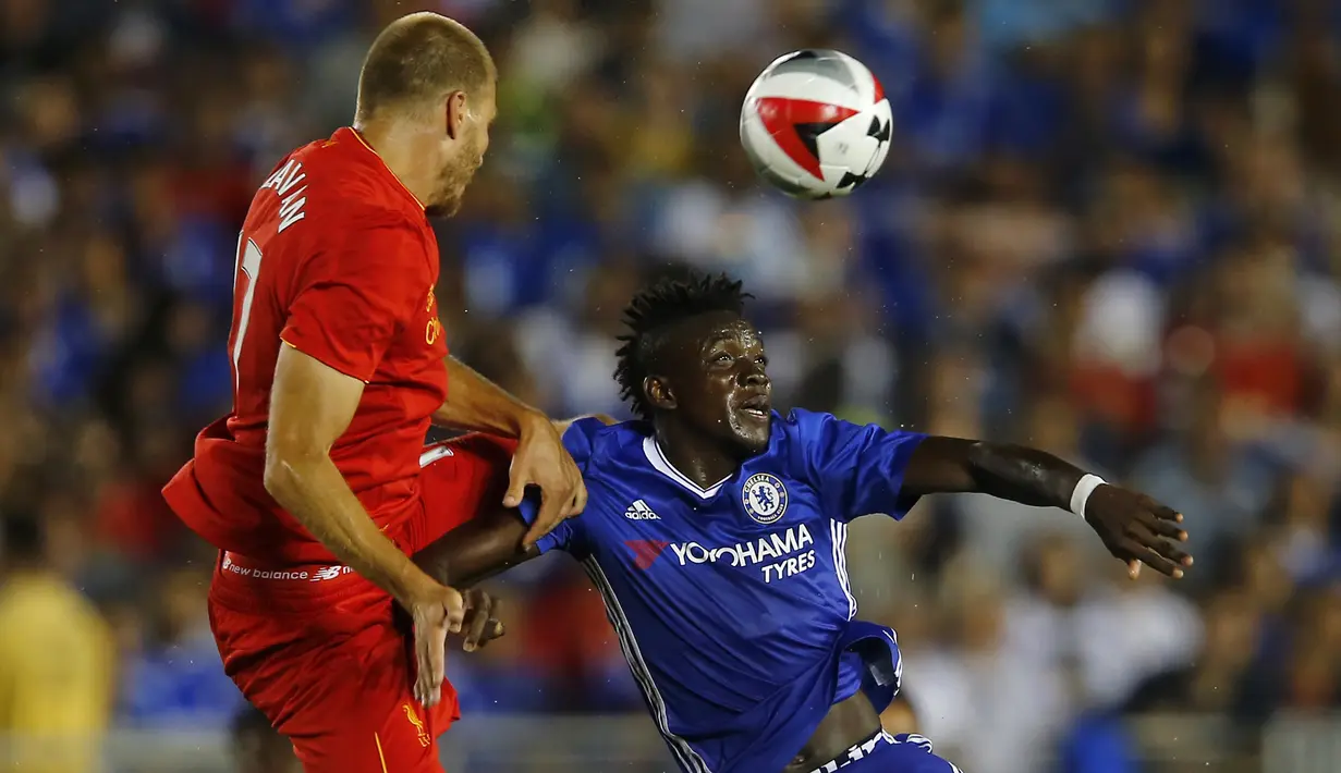 Pemain Liverpool, Ragnar Klavan (kiri) berduel dengan pemain Chelsea, Bertrand Traore (Kanan) pada laga pra musim International Champions Cup di Rose Bowl, Pasadena, California, (28/7/2016) pagi WIB. (Reuters/Mike Blake)