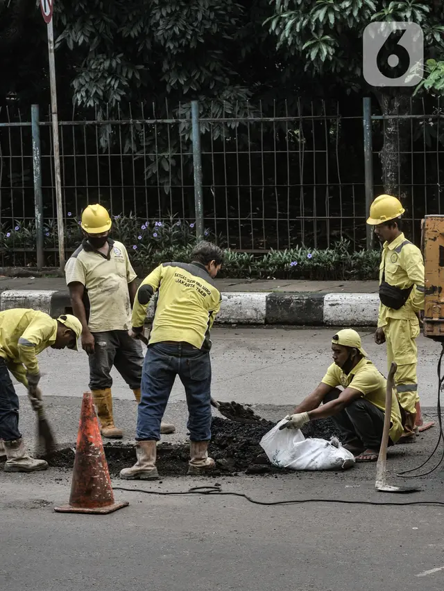 Perbaikan Jalan Berlubang di Cawang
