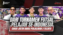 Coach Justin bersama tiga Player Ambassador AXIS Nation Cup 2026 dalam podcast OFFSIDE DUO. (Foto: YouTube OFFSIDE DUO)
