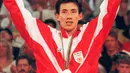 Pemain badminton Indonesia Alan Budikusuma berdiri di podium usai mengalahkan pemain badminton Denmark T.S. Lauridsen pada pertandingan final tunggal putra Olimpiade Barcelona 1992 di Barcelona, Spanyol, 4 Agustus 1992. Alan Budikusuma berhasil membawa pulang medali emas. (ALBERTO MARTIN/AFP)