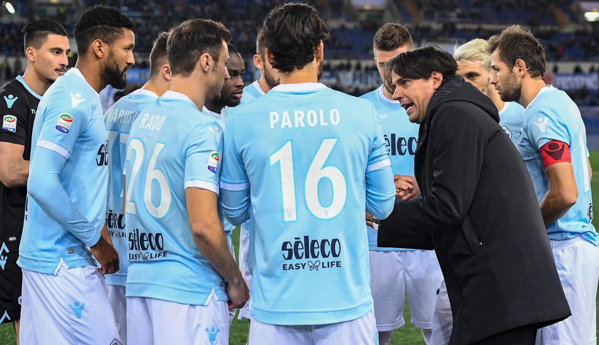 Pelatih Lazio, Simone Inzaghi memberikan arahan kepada timnya saat melawan Hellas Verona pada lanjutan Serie A di di Olympic stadium, Roma, (19/2/2018). Lazio menang 2-0. (Alessandro Di Meo/ANSA via AP)