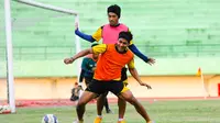 Purwaka dan Beny Wahyudi berebut bola saat latihan Arema Cronus di Stadion Manahan, Solo, Jumat (9/10/2015). (Bola.com/Kevin Setiawan)