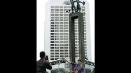 Seorang ibu dan anak sedang bergaya di dekat Bundaran Hotel Indonesia (HI), Jakarta, Kamis (1/1/2015). (Liputan6.com/Faizal Fanani)