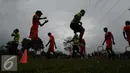 Pemain Persija melakukan lompatan saat latihan di National Youth Training Centre, Sawangan, Depok, Selasa (24/1). Latihan ini bagian persiapan mengarungi kompetisi musim 2017. (Liputan6.com/Helmi Fithriansyah)  