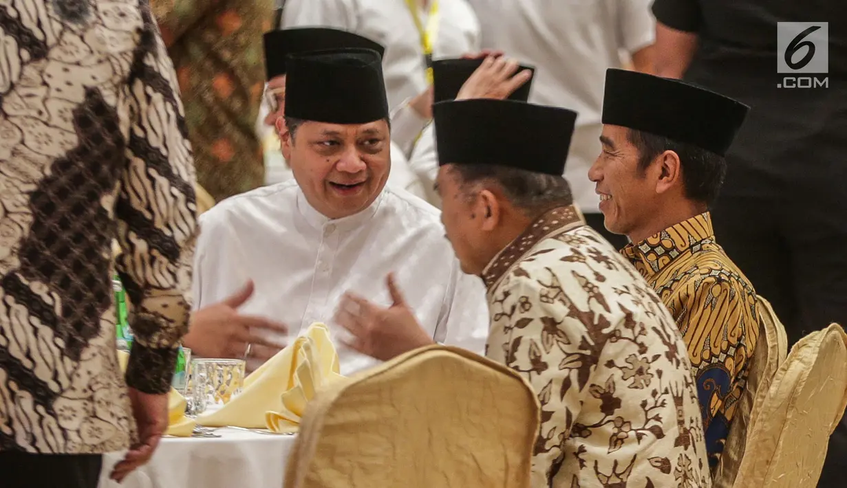 Ketum Partai Golkar Airlangga Hartarto berbincang saat menghadiri acara Buka Puasa Bersama Partai Golkar, di Jakarta, Minggu (19/5/2019). Kegiatan tersebut mengangkat tema Menjemput Kemenangan Ramadan. (Liputan6.com/Faizal Fanani)