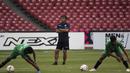 Pelatih Timor Leste, Norio Tsukitate, mengamati anak asuhnya saat latihan di SUGBK, Jakarta, Senin (12/11). Latihan ini persiapan jelang laga Piala AFF 2018 melawan Timnas Indonesia. (Bola.com/Vitalis Yogi Trisna)