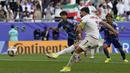 Pemain Iran, Alireza Jahanbakhsh mencetak gol kemenangan timnya atas Jepang melalui tendangan penalti pada laga perempat final Piala Asia 2023 di Education City Stadium, Al Rayyan, Sabtu (03/02/2024) WIB. (AP Photo/Aijaz Rahi)