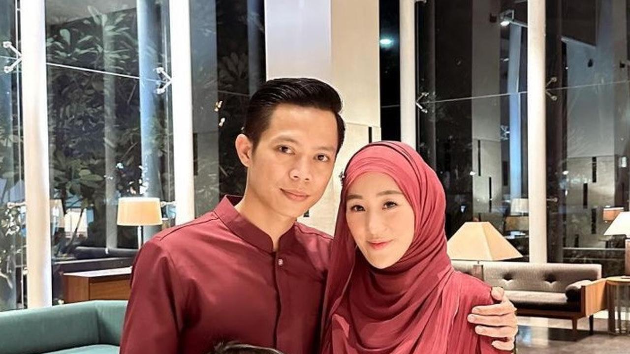 Artis berdarah Tionghoa yang ikut merayakan Imlek adalah Larissa Chou. Bersama suami baru dan putranya, Larissa tampak kompak dalam balutan busana berwarna merah.