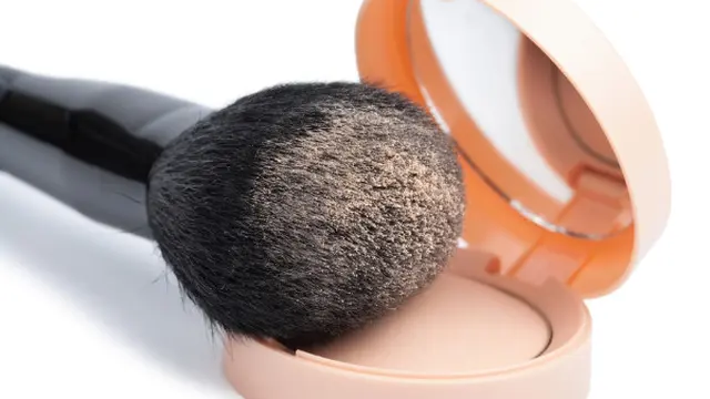 Wajib Kantongi Make-Up Ini Di Tas