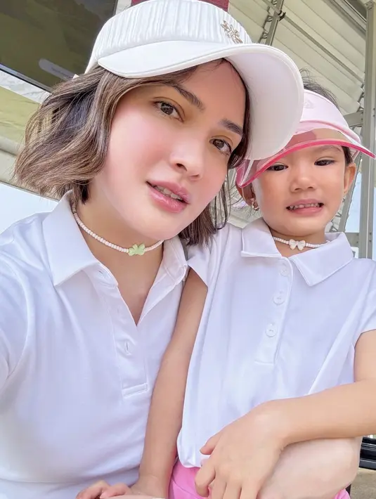 Bahkan ia menyematkan gaya cutesy dengan kalung yang dikenakannya. [Foto: Instagram/ Shandy Aulia]