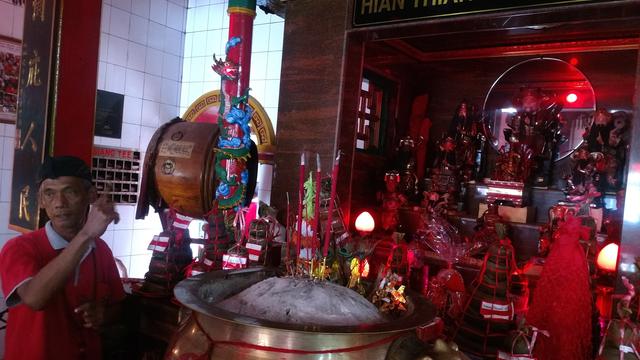 Jelang Imlek, Klenteng Klenteng tertua, Hok Lay Kiong, di Bekasi bersolek.