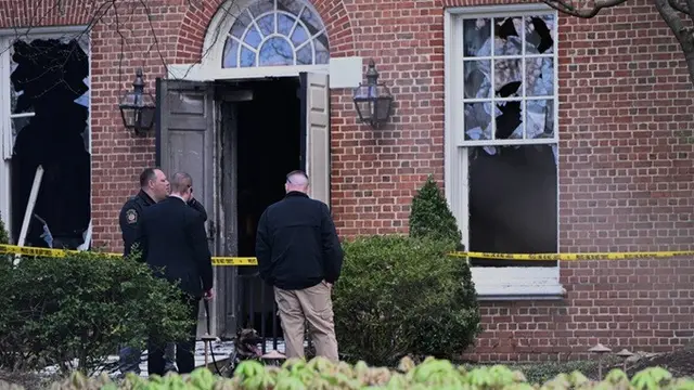 Para penyelidik berada di lokasi kejadian setelah kebakaran yang terjadi pada malam hari di kediaman resmi gubernur Pennsylvania, Amerika Serikat, pada Minggu, (13/4/2025).