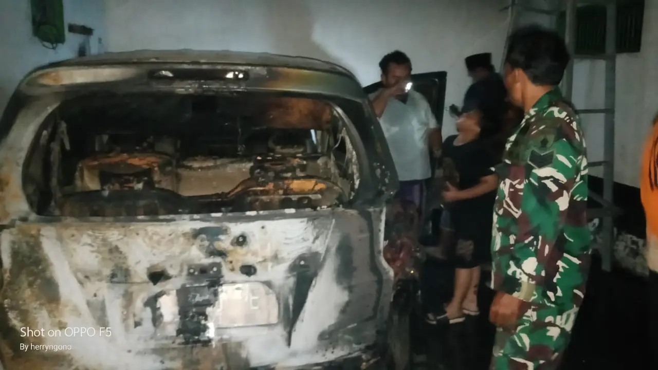 Mobil milik Khairul Anam warga Desa Besuki terbakar diduga akibat konsleting listrik (Istimewa)