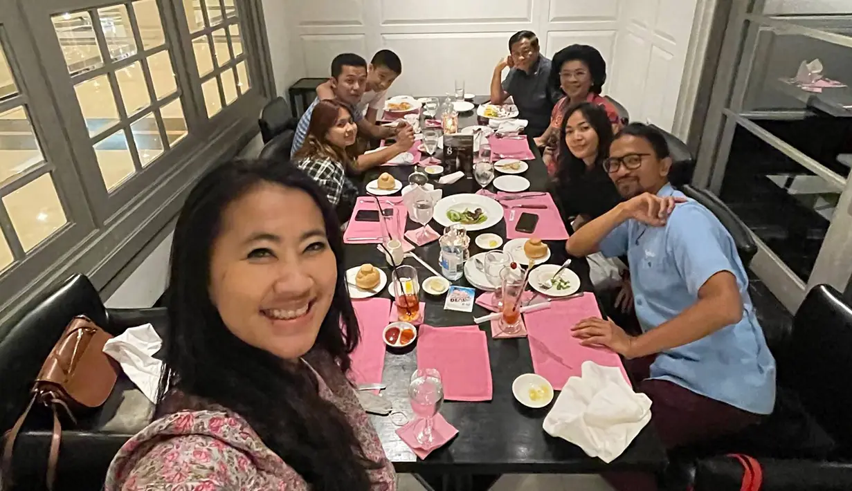 Meski tidak memiliki akun media sosial Instagram, saudara iparnya, Ami Gumelar kerap membagikan potret kebersamaannya dengan keluarga. Termasuk di dalam potretnya ada kehadiran Ladya Cheryl bersama suami. Beberapa kali saudara ipar ini pun kerap tampil kompak saat ngumpul bareng. (Liputan6.com/IG/@ami_gumelar)
