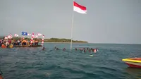 Pengibaran bendera Merah Putih di bawah laut Selat Sunda (Liputan6.com/Defri Saefullah)