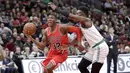 Pebasket Chicago Bulls, Kris Dunn, berusaha melewati pebasket Boston Celtics, Jaylen Brown, pada laga NBA di Stadion United Center, Selasa (6/3/2018). Celtics menang 105-89 atas Bulls. (AP/Charles Rex Arbogast)