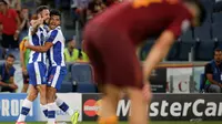 Pemain FC Porto, Miguel Layun (kiri) bergembira bersama rekannya usai mencetak gol ke gawang AS Roma, pada Leg 2 Babak Play-off Liga Champions 2016-2017, di Stadion Olimpico, Roma, Rabu (24/8/2016) dini hari WIB. Porto menang dengan skor 3-0, sekaligus lo