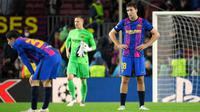 Para pemain Barcelona tak mampu menutupi kekecewaan usai hanya mampu bermain imbang melawan Benfica di Liga Champions. (AFP/Lluis Gene)