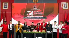 Usai menerima potongan tumpeng, Megawati dan Ma'ruf berfoto bersama. Saat itulah Ma'ruf ikut berpose 3 jari bersama yang lain. (Liputan6.com/Herman Zakharia)