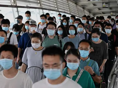 Orang-orang bepergian di kereta bawah tanah selama jam sibuk di Beijing pada Rabu (4/8/2021). China mendeteksi infeksi corona tertinggi dalam 6 bulan belakangan setelah menggelar tes Covid-19 massal pada Rabu (4/8). (Noel Celis / AFP)