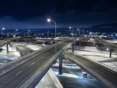 Turcot Interchange, persimpangan jalan raya tiga tingkat di Montreal terlihat kosong ketika pemerintah Quebec memberlakukan jam malam pada 9 Januari 2021. Jam malam di seluruh provinsi di Kanada untuk membendung lonjakan infeksi COVD--19 yang terus meningkat (Graham Hughes/The Canadian Press via AP)