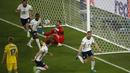Gelandang timnas Inggris, Jordan Henderson (kanan) berselebrasi setelah mencetak gol ke gawang Ukraina pada perempat final Euro 2020 di Stadion Olimpiade, Roma, Minggu (4/7/2021) dini hari WIB. Inggris lolos ke semifinal Euro 2020 usai menang telak atas Ukraina 4-0. (Alessandro Garofalo/Pool Via AP)