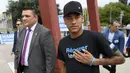Bintang Paris Saint-Germain, Neymar Jr, menyapa penggemarnya usai menghadiri konferensi pers di Kantor PBB, Jenewa, (15/8/2017). Neymar Jr akan fokus membantu orang-orang cacat dan terpuruk dalam kemiskinan. (AP/Laurent Gillieron)